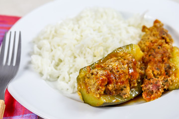 courgette farcie cuite et riz blanc dans une assiette