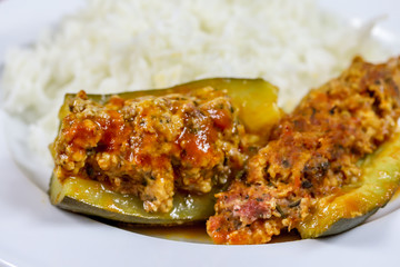 courgette farcie cuite et riz blanc dans une assiette