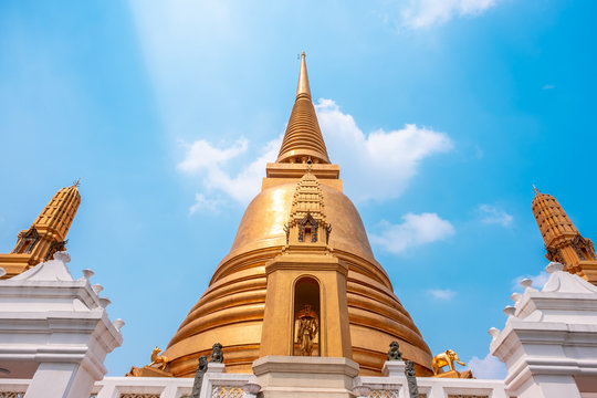 Name of this temple " Wat Bowonniwet Vihara Temple " the temple is famous for its great golden chedi or dome