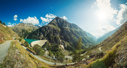 Obraz premium Diga di cemento in montagna