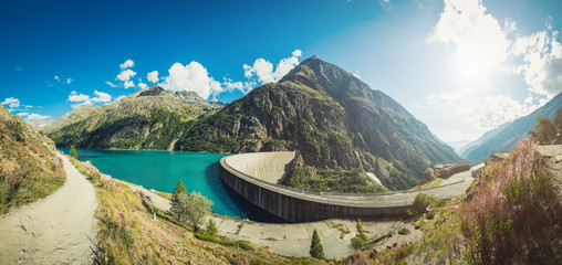 Diga di cemento in montagna