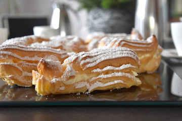 Eclairs mit Schlagsahne und Puderzucker