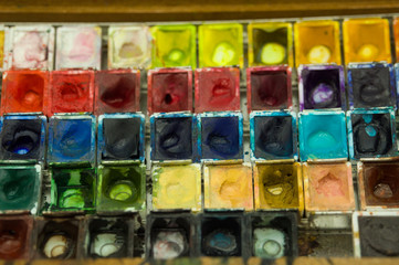 Caja de madera de acuarelas. Set de 48 pastillas de colores. Tabla de pruebas de color y pinceles de varios calibres.