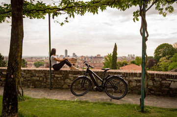 Fototapeta premium bici, bicicletta, andare in bicicletta, donna, sport, cittá, urbana, strada, giovane, persone, ciclo, ciclista, strada, adolescente, andare in bici, divertimento, persona, trasporto, all'aperto, ebike