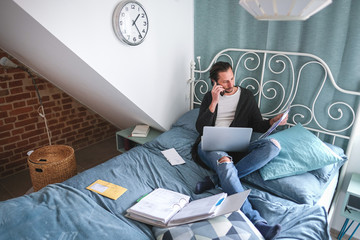 Man bei Heimarbeit zuhause