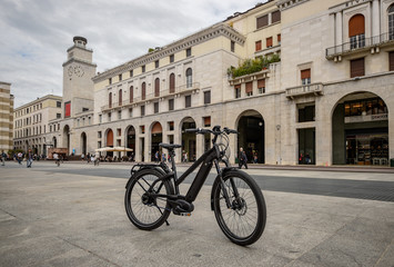 Obraz premium bici, bicicletta, andare in bicicletta, donna, sport, cittá, urbana, strada, giovane, persone, ciclo, ciclista, strada, adolescente, andare in bici, divertimento, persona, trasporto, all'aperto, ebike