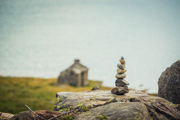 Pietre Zen in equilibrio. Trekking in montagna con omini di pietra e segnalazione.