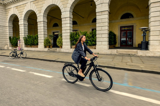 bici, bicicletta, andare in bicicletta, donna, sport, citt&aacute;, urbana, strada, giovane, persone, ciclo, ciclista, strada, adolescente, andare in bici, divertimento, persona, trasporto, all'aperto, ebike