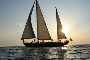 Barca a vela al tramonto