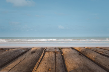Fototapeta premium Góry stół z drewna na tle morza. Koncepcja plaży latem. Powierzchnia stołu z drewna.