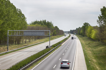 Autobahn und eine Kurve bei kleiner Verkehr