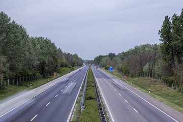Autobahn von einer Brücke 