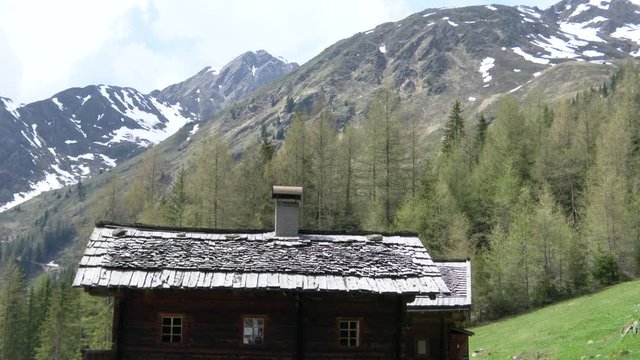 Oberstalleralm, Oberstaller Alm, Almh&uuml;tte, Dach, Schindeldach, Schindel, Schiefer, Schieferdach, Rauchfang, Schornstein, Arntal, Stallertall, Deferegger Alpen, Villgrater Berge, Riepenspitze, Fels, St
