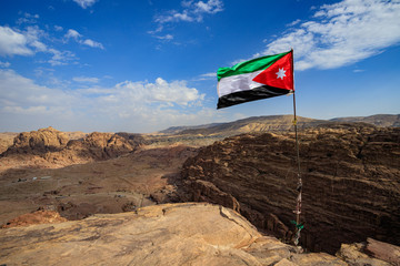 bandiera giordana sulla cima di un monte a Petra, Giordania