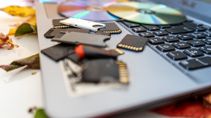 desparramo de memorias, cd y dvd, para trabajar en casa muy tranquilos con los insumos y...