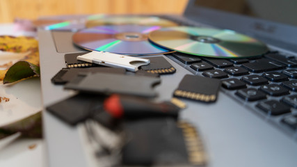 desparramo de memorias, cd y dvd, para trabajar en casa muy tranquilos con los insumos y...