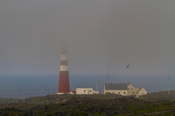 Fototapeta na wymiar Leuchtturm Slettnes Fyr im Nebel