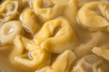 Piatto di classici tortellini in brodo, Cucina Italiana