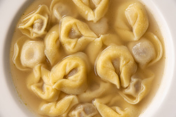 Piatto di classici tortellini in brodo, Cucina Italiana