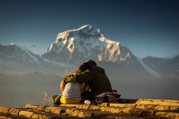 Paar verliefd genieten van uitzicht op Dhaulagiri van Poon Hill. Himalayagebergte, Nepal.
