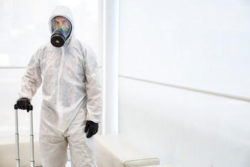 tecnico con respiratore protettivo e tuta bianca pronto per la sanificazione antivirus e...