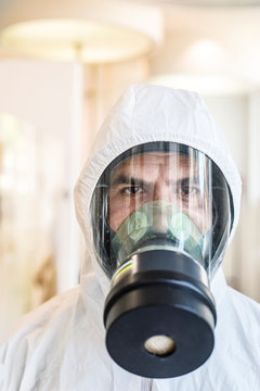Ritratto di tecnico con respiratore protettivo e tuta bianca
