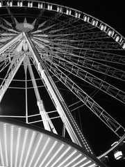 Roue de París, en París, Francia en una noche de invierno. Vuelta al mundo