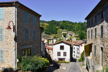 Fototapeta na wymiar Descente rue du pavé à Olliergues (63880), Puy-de-Dôme en Auvergne-Rhône-Alpes, France