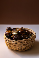 Botones marrones en cesta de mimbre