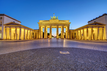 Obraz premium The illuminated Brandenburg Gate in Berlin after sunset with no people