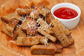 Rye fried in oil croutons of rye bread with red sauce. Snouts to beer.