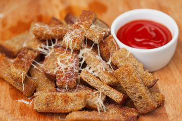 Rye fried in oil croutons of rye bread with red sauce. Snouts to beer.