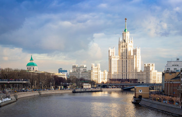 Fototapeta na wymiar Высотка на Котельнической набережной на Москве реке