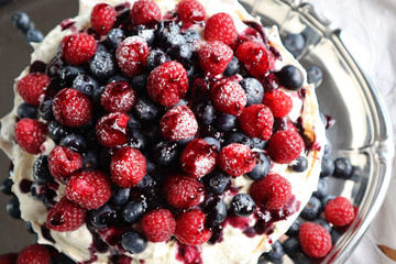 Pavlova Dessert mit Sommerbeeren.