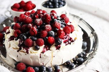 Pavlova Dessert mit Sommerbeeren.