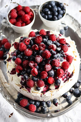 Pavlova Dessert mit Sommerbeeren.