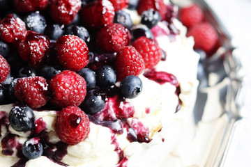 Pavlova Dessert mit Sommerbeeren.
