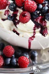 Pavlova Dessert mit Sommerbeeren.