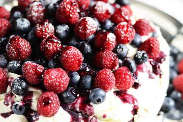 Pavlova Dessert mit Sommerbeeren.