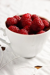 Himbeeren in der Tasse.