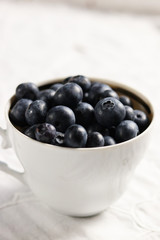 Blaubeeren in der Tasse.