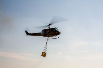 Militärhelikopter mit Löschtank im Einsatz © DABLJU