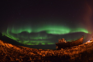 Świetliste wstęgi zorzy polarnej - Islandia - obrazy, fototapety, plakaty