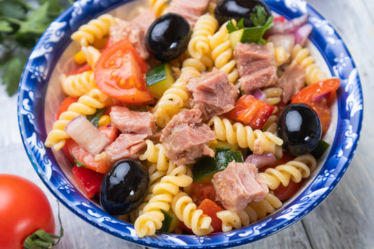 Pasta salad with tuna and fresh vegetables