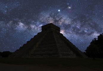 Droga Mleczna i piramida w Meksyku