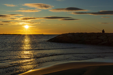 Fischer bei Sonnenaufgang am Meer