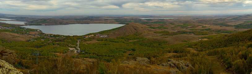 Naklejka premium A view of the lake with the mountains in Abzakovo