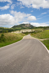 Fototapeta na wymiar Road that crosses the ridge of the badlands to get to Perticara