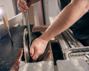 replacement of a gear wheel on a circular saw in a joinery