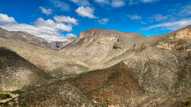 Monta&ntilde;as en el desierto